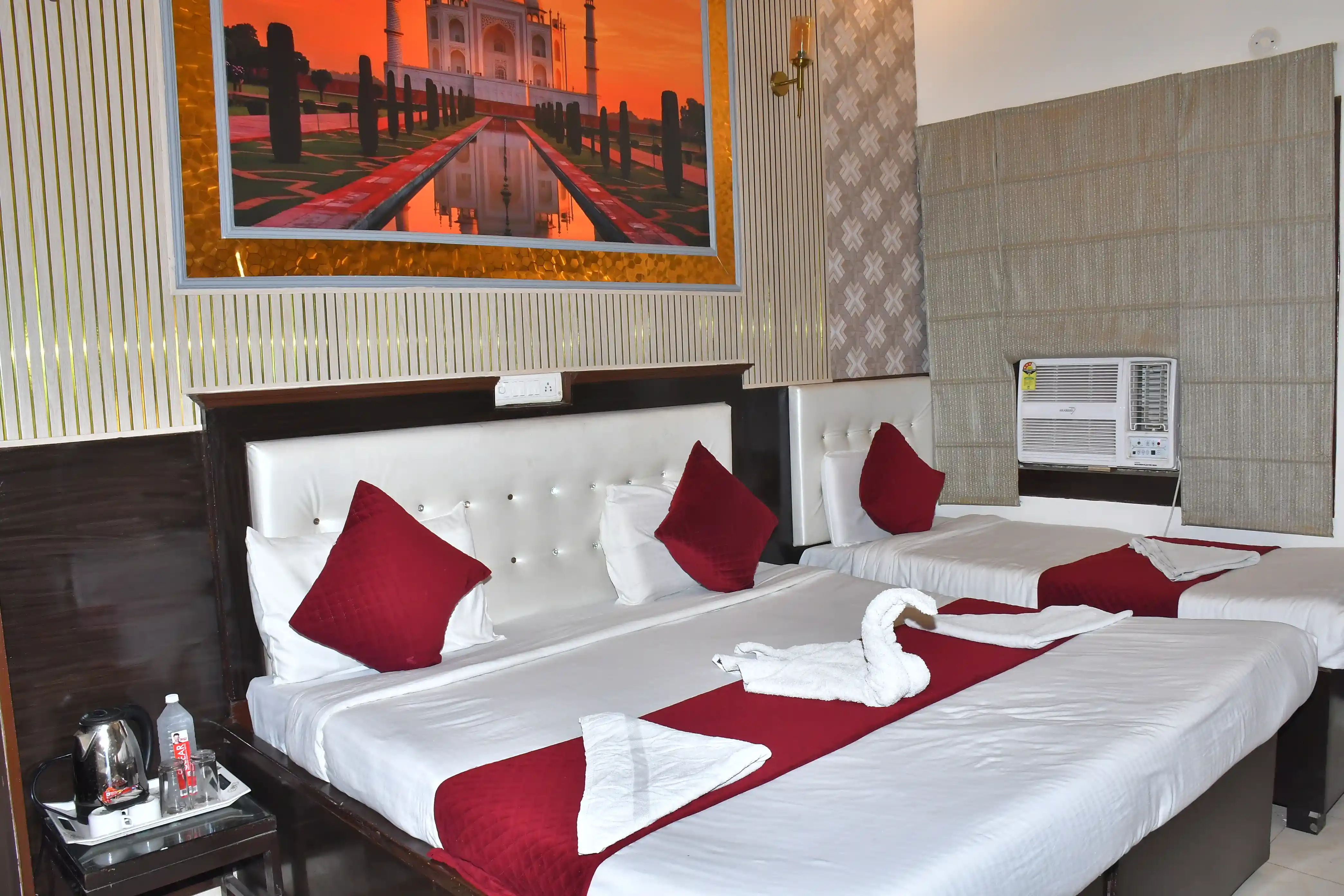 Deluxe room at Hotel Sidhartha, double bed, TV and Taj-facing window