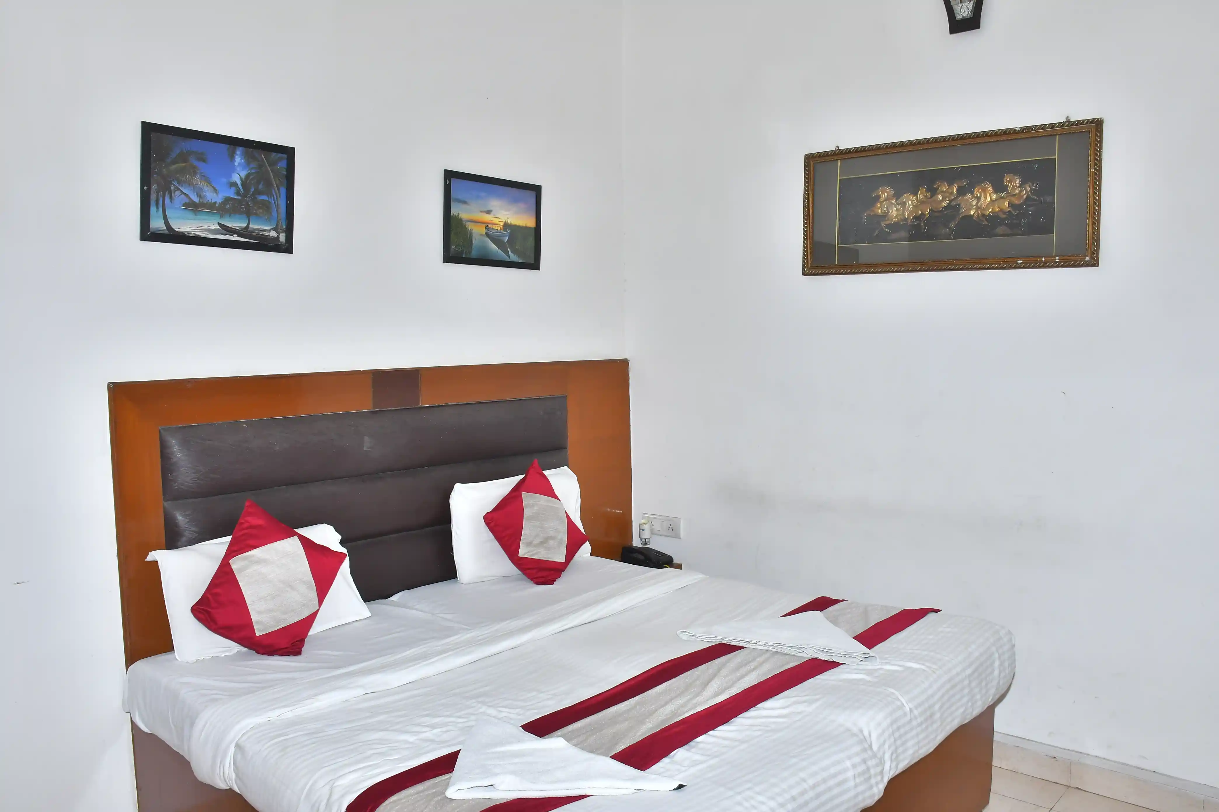 Standard AC room at Hotel Sidhartha with twin beds